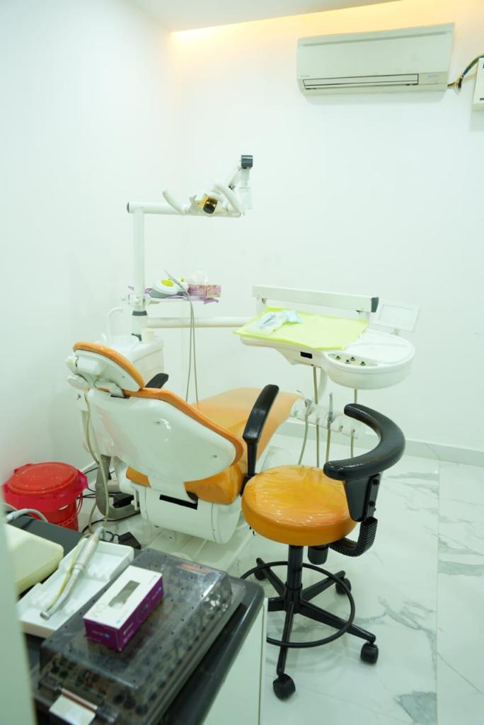 Dental chair and instrument tray in a treatment room